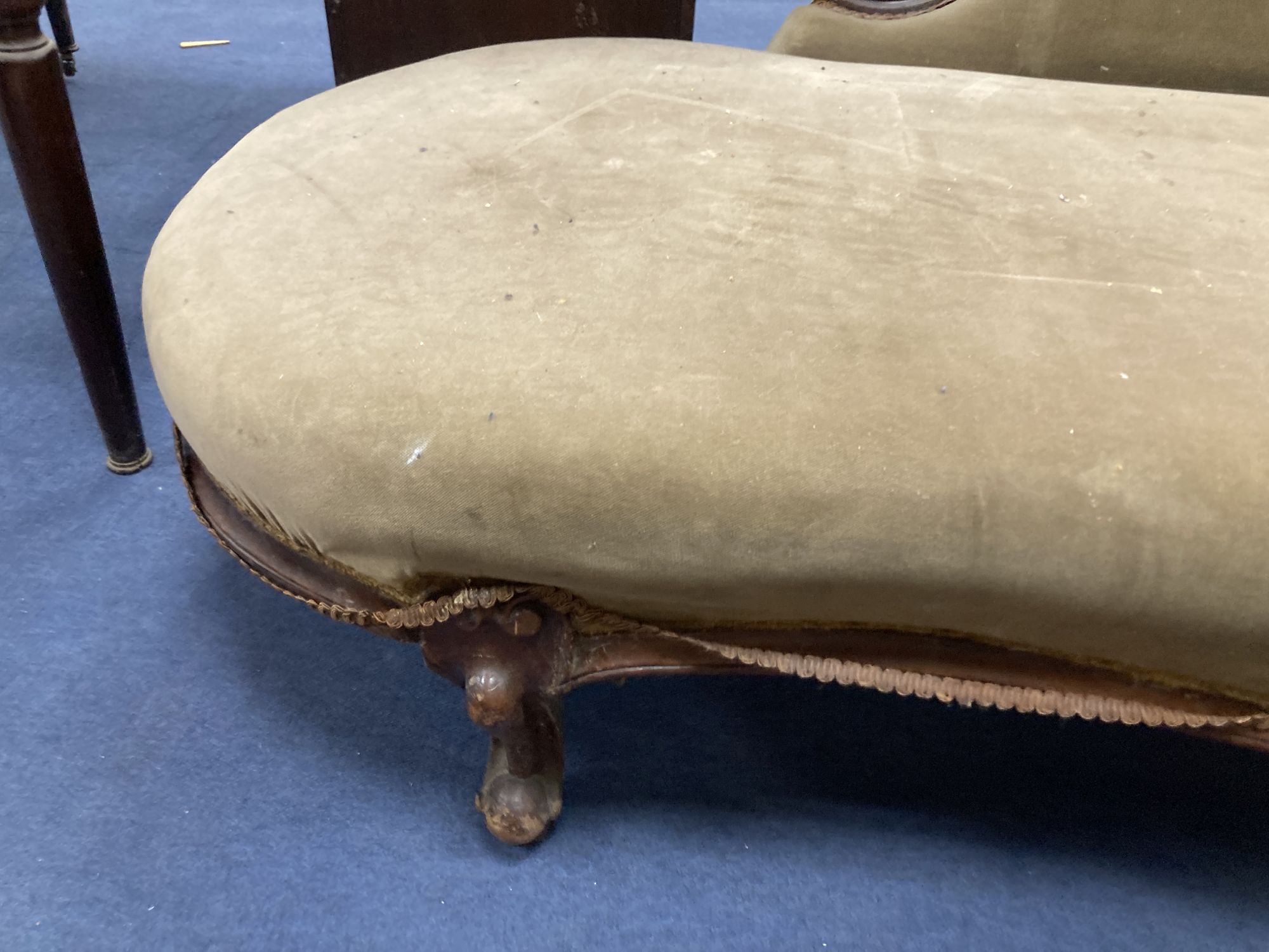 A Victorian mahogany chaise longue, width 190cm depth 70cm height 86cm